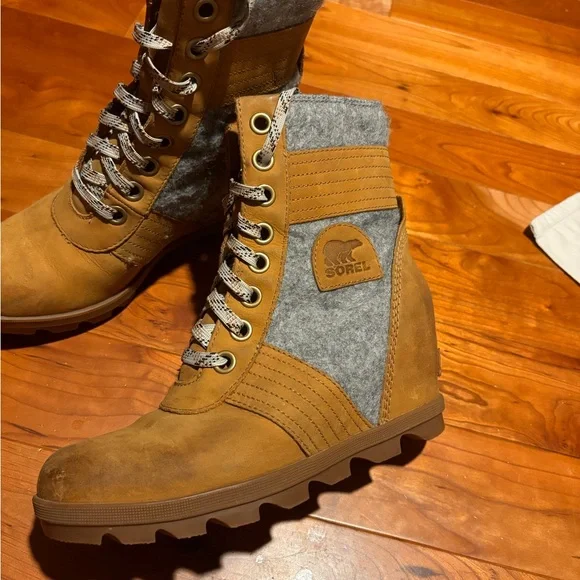 Sorel Lexie Wedge Tan and Gray Lace Up Boots - Picture 5 of 12